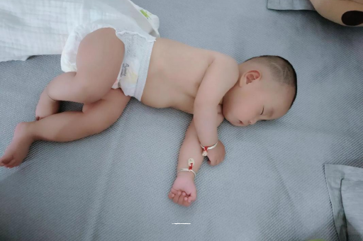 新沂三个月宝宝抬头不稳 新沂三个月宝宝抬头不稳